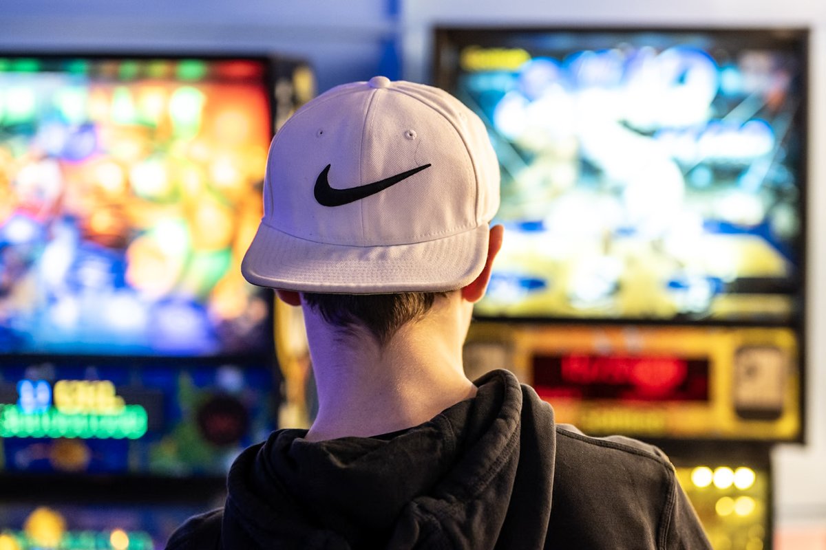 Joueur face aux flippers du Memory Club à Villeurbanne, bar arcade privatisable pour anniversaires et événements à Lyon